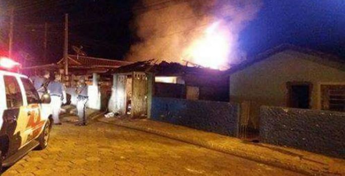 Arandu: Mulher briga com esposo e coloca fogo na casa