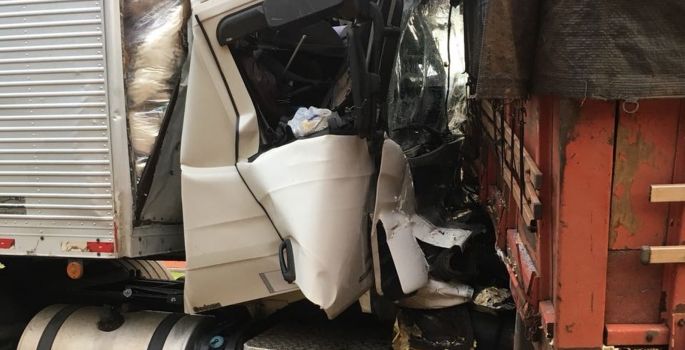 Cabine de caminhão é prensada na traseira de carreta depois de batida na Castello Branco
