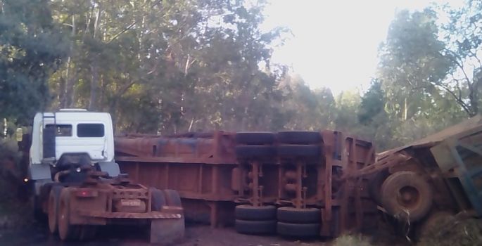Motorista tomba caminhão em estrada vicinal de Cerqueira César