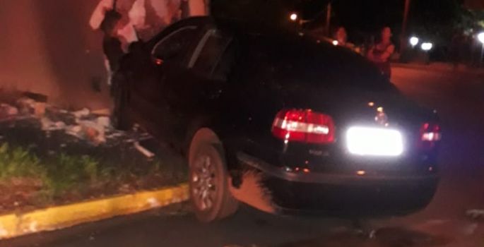 Carro bate em muro de casa em Piraju; motorista estava bêbado, diz polícia