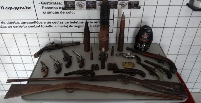 Polícia apreende armas, munições de canhão e até míssil de colecionador