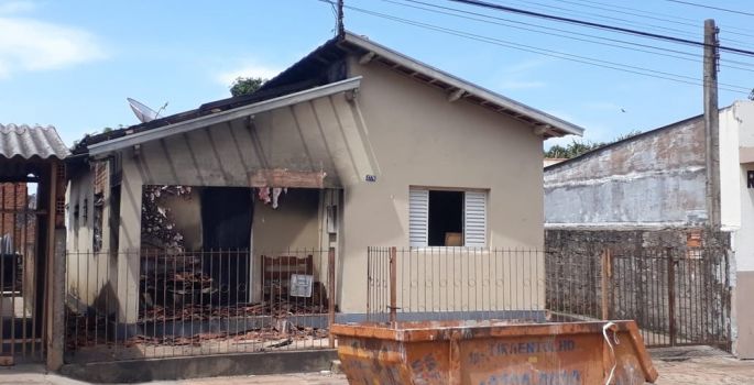 Casa pega fogo em Avaré, e Bombeiros conseguem salvar cão com vida durante incêndio