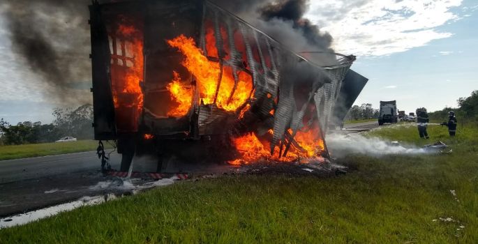 Carreta fica destruída após pegar fogo na Rodovia Castello Branco