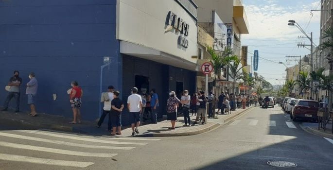 Banco é autuado por causar fila sem distanciamento em Botucatu