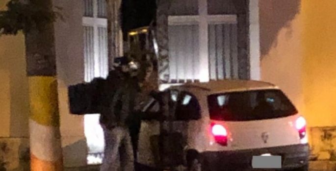 Carro atinge portão do Cemitério em acidente em Avaré