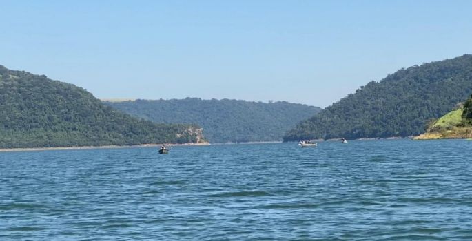 Bombeiros procuram pescador que caiu na água após barco rodopiar na represa de Timburi