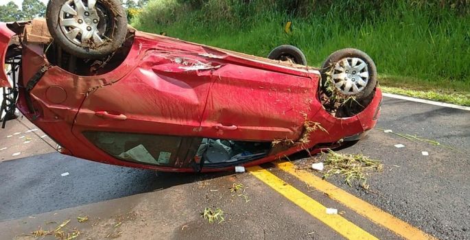 Idoso fica ferido após carro capotar na Rodovia Raposo Tavares em Piraju
