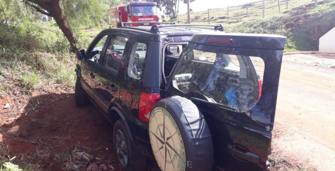 Carro invade canteiro, capota e deixa casal ferido em avenida de Itaí