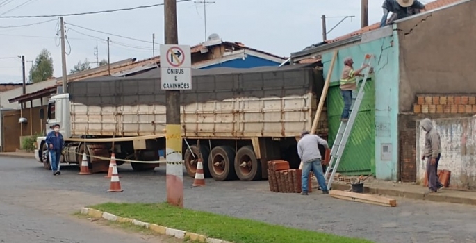 Caminhão desgovernado invade casa em Avaré