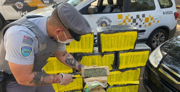 Polícia apreende mais de 200 quilos de maconha dentro de carro