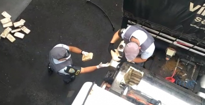 Motorista é preso com tabletes de cocaína escondidos em tanque de caminhão de milho em Itatinga