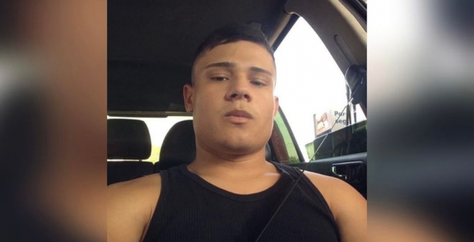 Jovem de 22 anos morre após bater carro em caminhão e ficar preso às ferragens