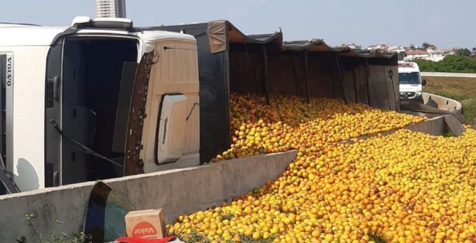 Caminhão carregado com laranjas tomba em alça de acesso da Rondon e interdita trecho em Botucatu