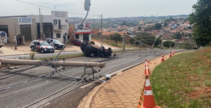 Carro capota e derruba três postes em São Manuel