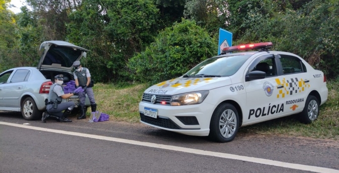 Maconha encontrada dentro de carro abandonado em vicinal de Botucatu somam 471 quilos