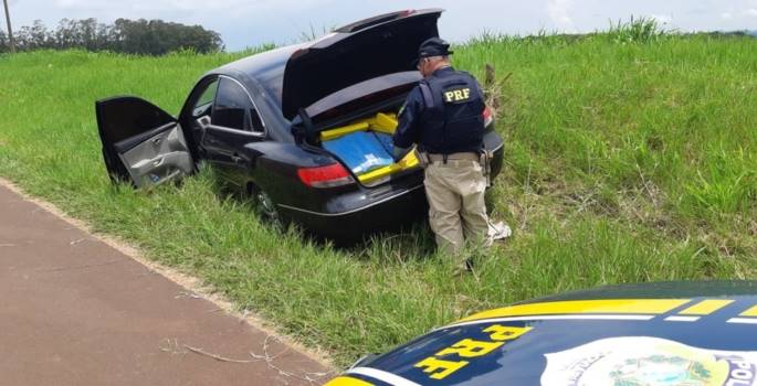 Carro com mais de 350 kg de maconha bate em viatura da PRF e motorista escapa de perseguição em Chav