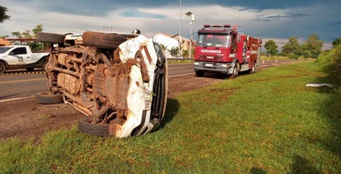 Ambulância capota e mobiliza bombeiros em rodovia de Taquarituba