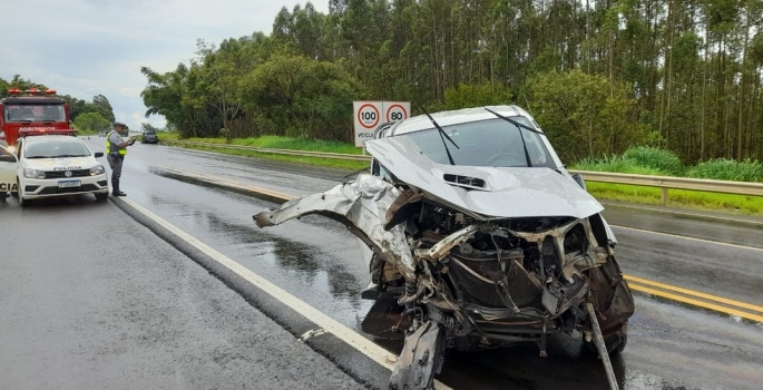 Mulher morre após carros baterem de frente em rodovia de Paranapanema