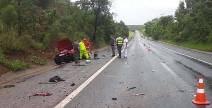 Duas pessoas ficam feridas após carro capotar em rodovia de Avaré