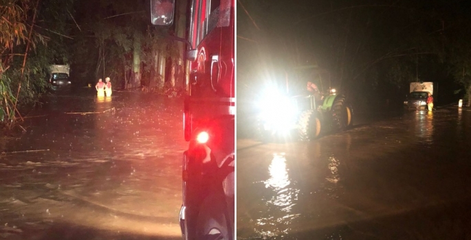 Família fica ilhada após caminhonete parar de funcionar em ponte alagada