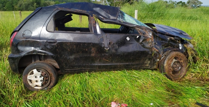 Carro capota e deixa pessoas feridas na SP-255 em Avaré