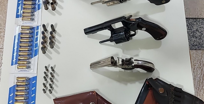 Após briga entre casal, PM apreende armas em residência