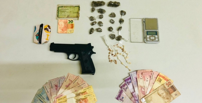Traficante que agia em rodovia ao lado de bairro em Avaré é preso com drogas e simulacro de arma