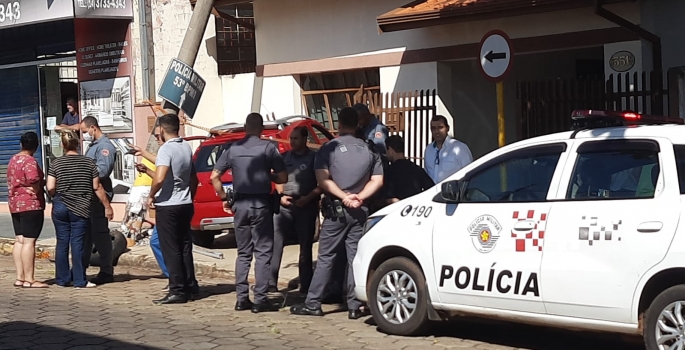 Motorista perde controle de veículo e invade casa em Avaré