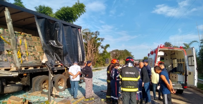 Motorista é socorrido com ferimentos graves em acidente com dois caminhões