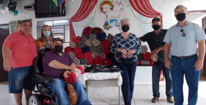 Rotary e Casa da Amizade doam cobertores a moradores de rua