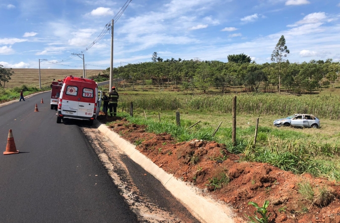 Carro capota e deixa cinco feridos em estrada vicinal em Taquarituba