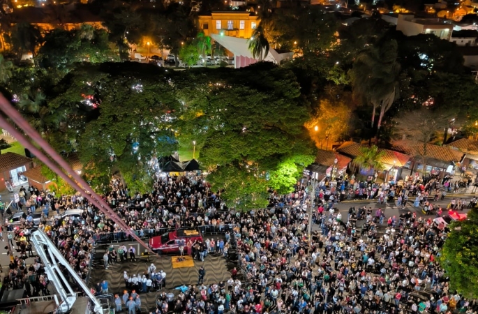 Papai Noel chega de tirolesa e encanta público em Avaré