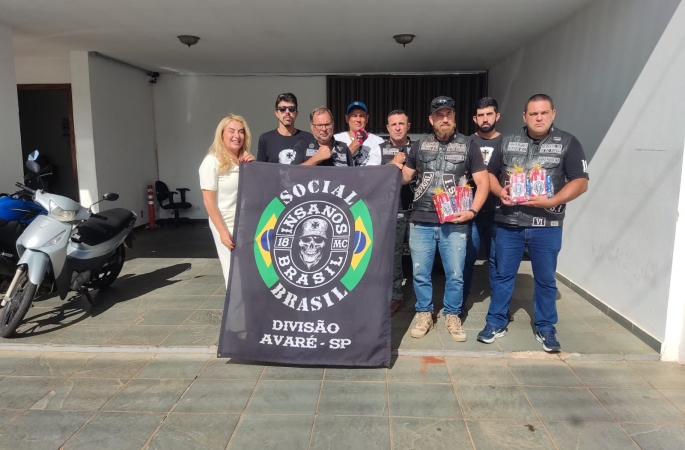 SEMADS recebe kits de chocolate do Insanos Moto Clube