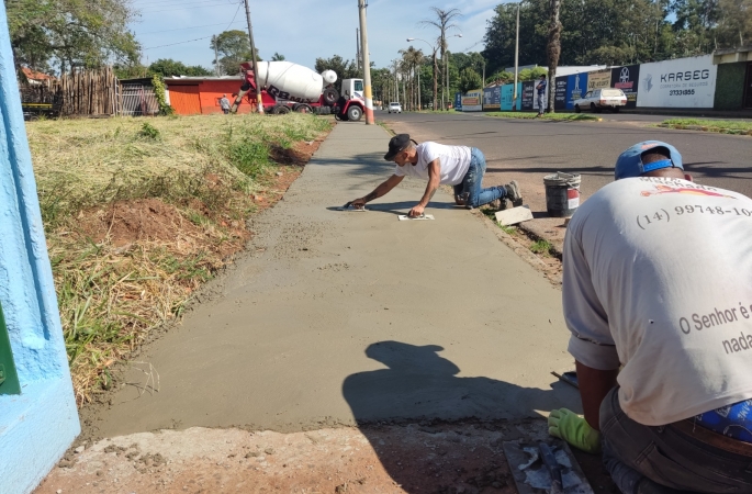 Prefeitura constrói calçada no entorno do prédio do CPAEE