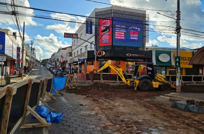 Trecho da Rua Rio Grande do Sul segue interditado para obras contra enchentes 