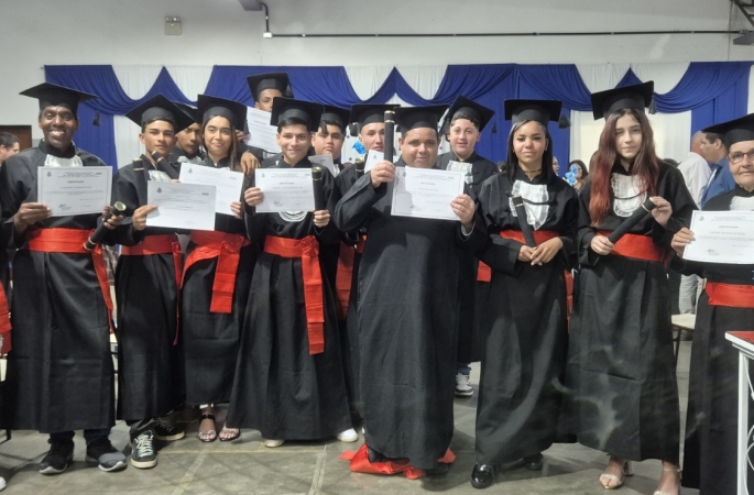 Alunos da EJA participam de formatura; matrículas para 2º semestre seguem abertas