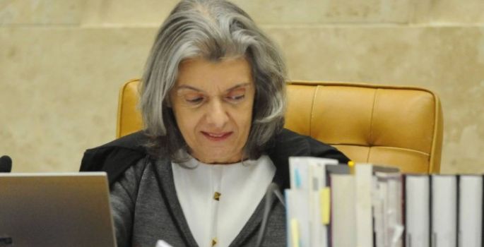 “A hora é de serenidade, de calma e de cumprimento da lei”, diz Cármen Lúcia a senadores de oposição