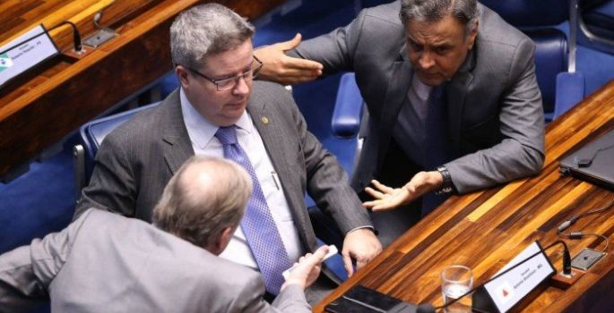 Aécio pede tempo para decidir se deixa presidência do PSDB