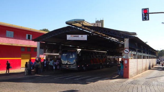Vereadores pedem que Prefeitura retire Terminal Urbano do meio da Avenida