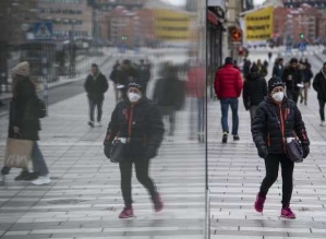 Covid volta a preocupar europeus, e governos já retomam restrições