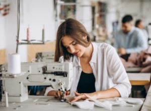 Curso gratuito de costureiro de máquina industrial está com inscrições abertas