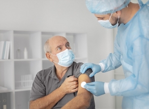 Idosos de 60 anos recebem vacina contra Gripe e Covid