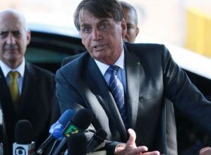 Bolsonaro diz que vai pedir ao Ministério da Saúde isolamento só para idosos e pessoas com doenças