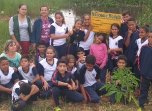 Alunos participam do plantio de 50 mudas