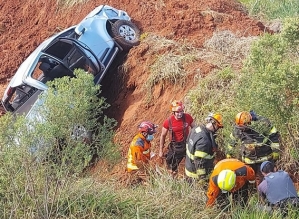 Caminhonete cai em ribanceira a 50 metros da pista na Rodovia Castello Branco