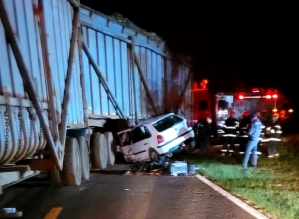 Acidente entre carro e caminhão deixa um morto e dois feridos em Cerqueira César