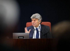 Fux chama 8 de janeiro de “turba desordenada” e diz que episódio não caracteriza golpe