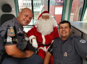 Policiais da ROCAM levam a alegria do Natal no CAPS de Avaré