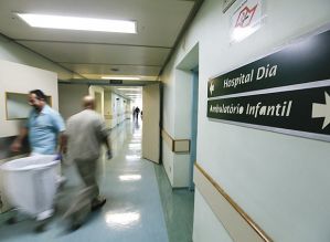 Servidor e mais 8 suspeitos são presos por desvio de remédios contra câncer
