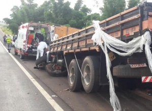 Passageiro morre ao ser arremessado de carreta após motorista perder controle por problema na roda
